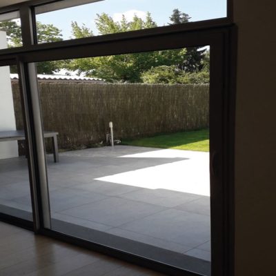 Baie-vitrée-intérieur-maison-verre-double-vitrage-isolation-thermique-Miroiteries-Dubrulle