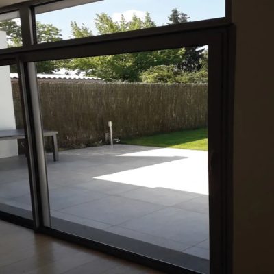 Baie-vitrée-intérieur-maison-verre-double-vitrage-isolation-thermique-Miroiteries-Dubrulle
