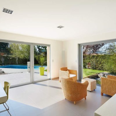 Baie-vitrée-salon-maison-verre-double-vitrage-Miroiteries-Dubrulle