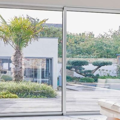 Baie-vitrée-salon-sur-jardin-double-vitrage-contrôle-solaire-Miroiteries-Dubrulle