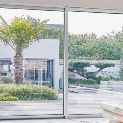 Baie-vitrée-salon-sur-jardin-double-vitrage-contrôle-solaire-Miroiteries-Dubrulle