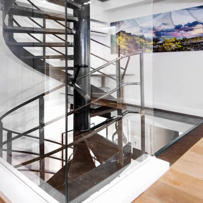 Dalles-de-sol-cloison-escalier-étage-maison-verre-feuilleté-Miroiteries-Dubrulle