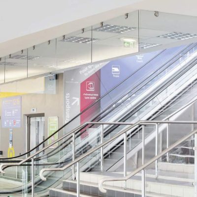 Écran-de-cantonnement- escalator-étage- coupe-feu-fumée-verre-pyrobel-Miroiteries Dubrulle