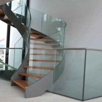 Escalier-colimaçon-bureau-garde-corps-verre-feuilleté-bombé-clair-Miroiteries-Dubrulle
