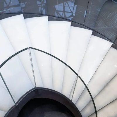 Escalier-en-colimaçon-maison-verre-bombé-feuilleté-trempé-clair-Miroiteries-Dubrulle