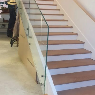 Garde-corps-escalier-maison-verre-feuilleté-clair-avec-fixation-Miroiteries-Dubrulle