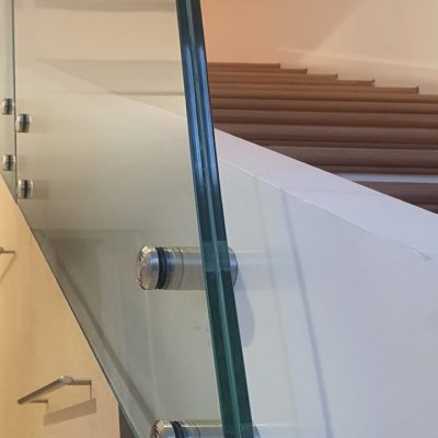 Garde-corps-escalier-maison-verre-feuilleté-clair-avec-fixation-alu-Miroiteries-Dubrulle