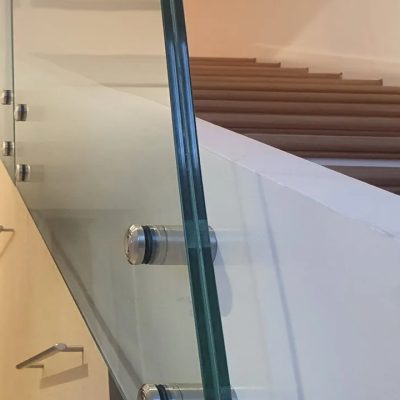 Garde-corps-escalier-maison-verre-feuilleté-clair-avec-fixation-alu-Miroiteries-Dubrulle