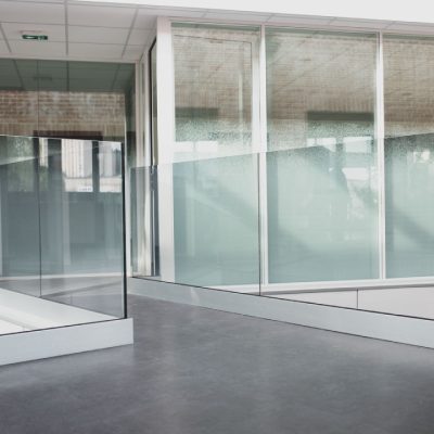 Garde-corps-étage-bureau-verre-trempé-feuilleté-profil-aluminium-Miroiteries-Dubrull