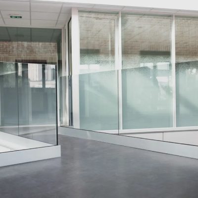 Garde-corps-étage-bureau-verre-trempé-feuilleté-profil-aluminium-Miroiteries-Dubrull