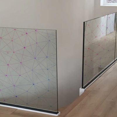 Garde-corps-intérieur-verre-feuilleté-imprimé-motif-géométrique-coloré-Miroiteries-Dubrulle