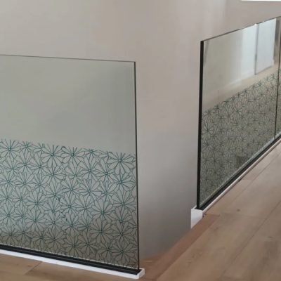 Garde-corps-intérieur-verre-feuilleté-imprimé-motif-marguerite-Miroiteries-Dubrulle