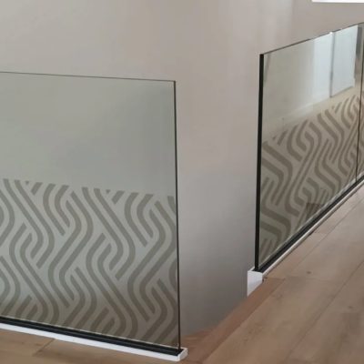 Garde-corps-intérieur-verre-feuilleté-imprimé-motif-vague-couleur-Miroiteries-Dubrulle