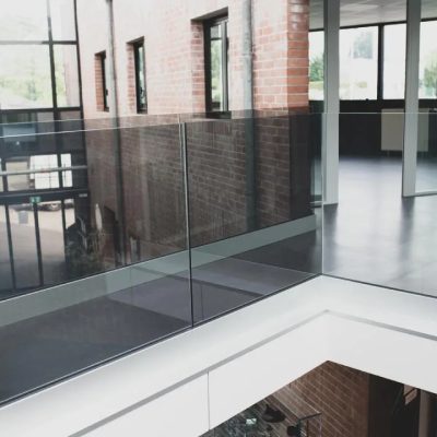 Garde-corps-verre-trempé-feuilleté-sur-profil bas-alu-bureau-Miroiteries-Dubrulle