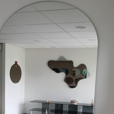 Miroir-arche-showroom-verre-argenté-clair-film-de-sécurité-Miroiteries-dubrulle