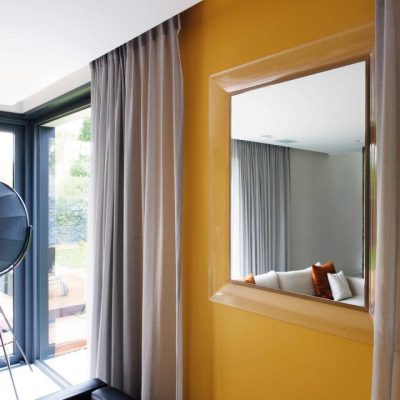 Miroir-salon-hotel-décoration-verre-argenté-clair-avec-film-de-sécurité-au-dos-Miroiteries-dubrulle