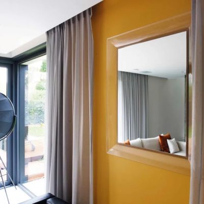 Miroir-salon-hotel-décoration-verre-argenté-clair-avec-film-de-sécurité-au-dos-Miroiteries-dubrulle