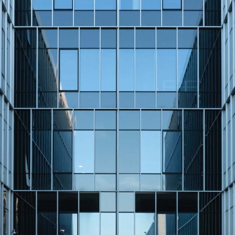 batiment-tertiaire-façade-en-verre-mur-rideau-Miroiteries Dubrulle