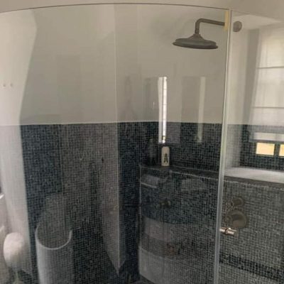 cabine-douche-verre-arrondi-sur-mesure-Miroiteries-Dubrulle