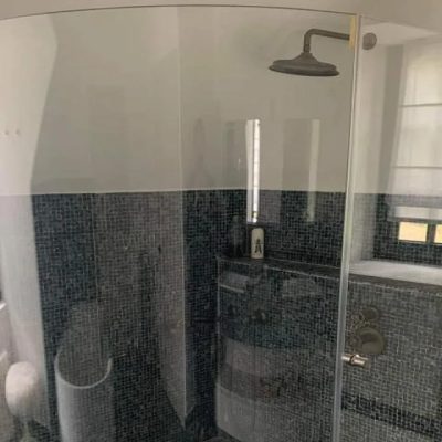 cabine-douche-verre-arrondi-sur-mesure-Miroiteries-Dubrulle