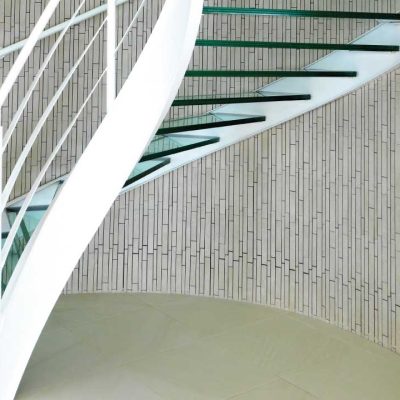 escalier-blanc-marche-verre-tri-feuilleté-clair-Miroiteries-Dubrulle