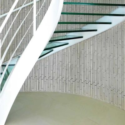 escalier-blanc-marche-verre-tri-feuilleté-clair-Miroiteries-Dubrulle