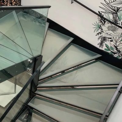 escalier-marche-en-verre-tri-feuilleté-dépoli-sécurité-Miroiteries-Dubrulle