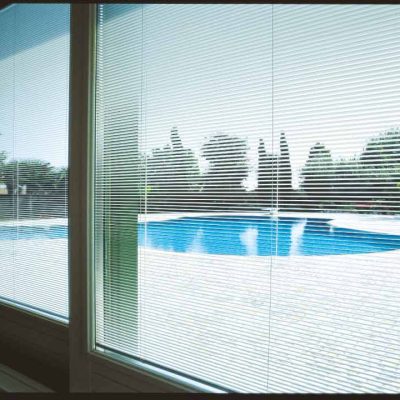 fenetre-villa-double-vitrage-store-intégré-Miroiteries-Dubrulle