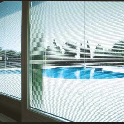 fenetre-villa-double-vitrage-store-intégré-Miroiteries-Dubrulle