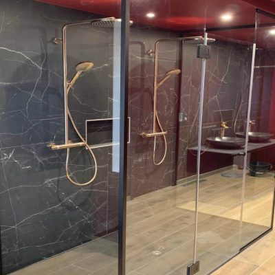 grande-douche-italienne-paroi-et-porte-verre-receveur-doré-Miroiteries-Dubrulle