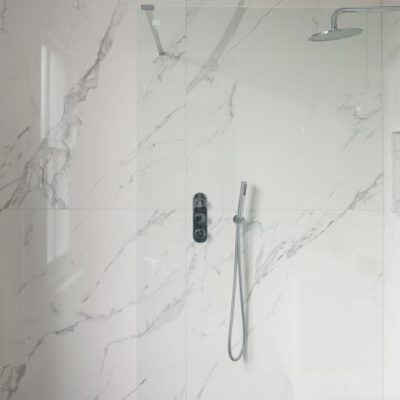 grande-porte-douche-articulée-en-verre-transparent-Miroiteries-Dubrulle