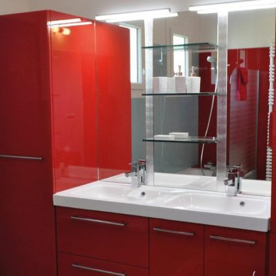 miroir-étagère-verre-salle-de-bain-mur-rouge-Miroiteries-Dubrulle