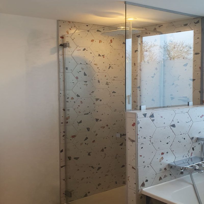 paroi-et-porte-verre-sur-mesure-salle-de-bain-mur-terrazzo-Miroiteries-Dubrulle