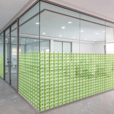 paroi-verre-imprimé-motif-coloré-aménagement-bureau-Miroiteries-Dubrulle
