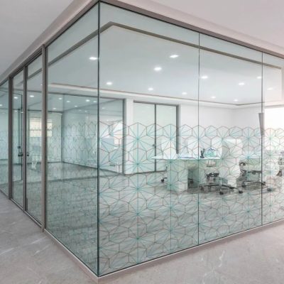 paroi-verre-imprimé-motif-géométrique-aménagement-bureau-Miroiteries-Dubrulle