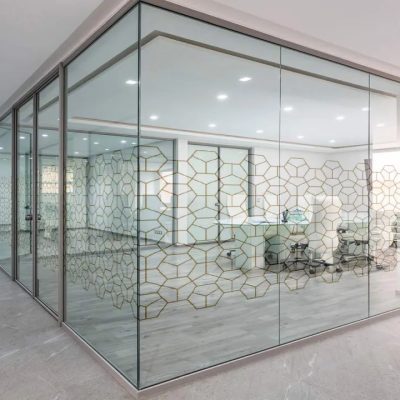 paroi-verre-imprimé-motif-sur-mesure-aménagement-bureau-Miroiteries-Dubrulle