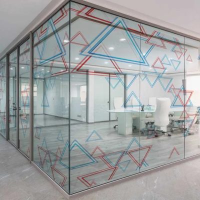 paroi-verre-imprimé-motif-triangle-aménagement-bureau-Miroiteries-Dubrulle