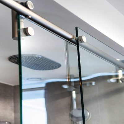 porte-douche-coulissante-verre-rail-luxe-au30-Miroiteries-Dubrulle