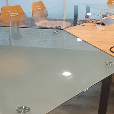 table-verre-sur-mesure-salle-réunion-Miroiteries-Dubrulle