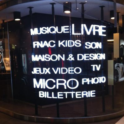 vitrine-magasin-arrondi-verre-bombé-Miroiteries-Dubrulle