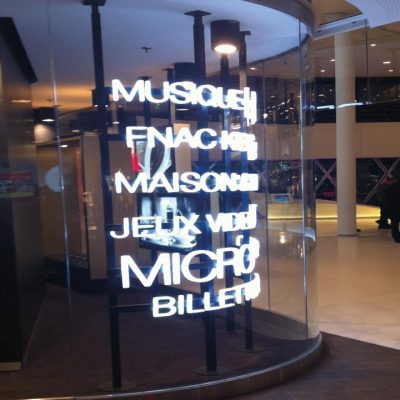 vitrine-magasin-verre-feuilleté-bombé-Miroiteries-Dubrulle